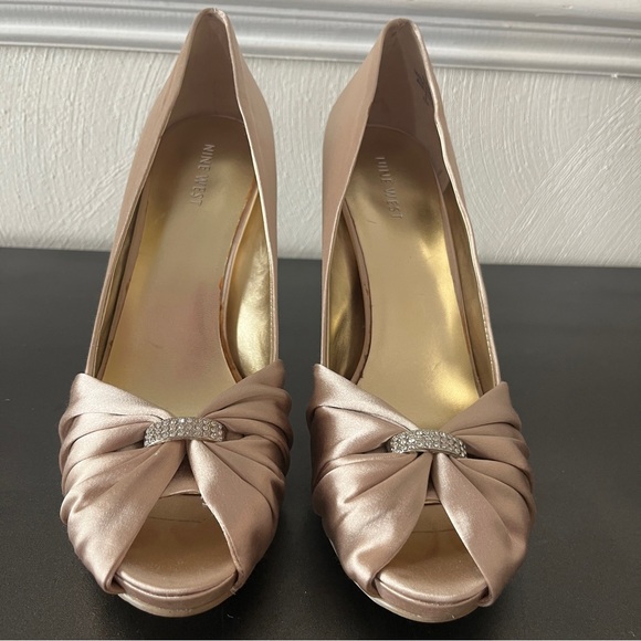 Nine West Champagne Peep-Toe Heels Bow and rhinestone detail sz 9.5 New in box - Picture 1 of 9